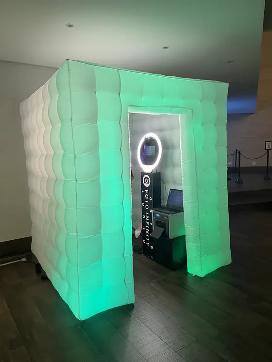 Cabine de fotos iluminada da Foto Infinity em confraternização
